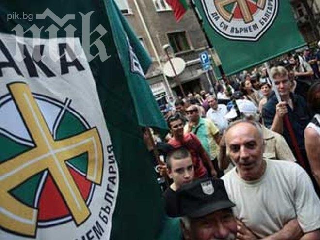 Депутати от Атака протестират пред Би Ти Ви срещу Лора Крумова