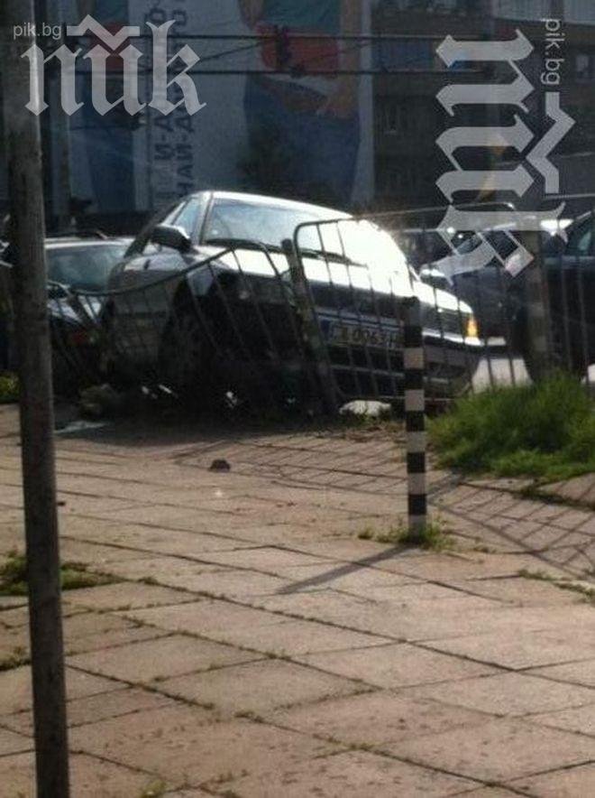 Кола помете парапет до Румънското посолство