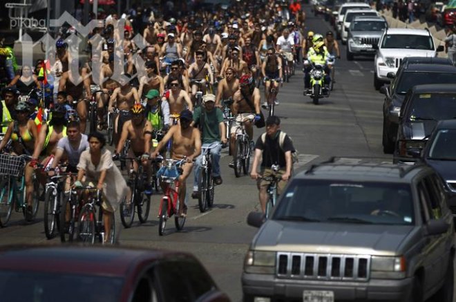 Голи велосипедисти протестираха в Мексико

