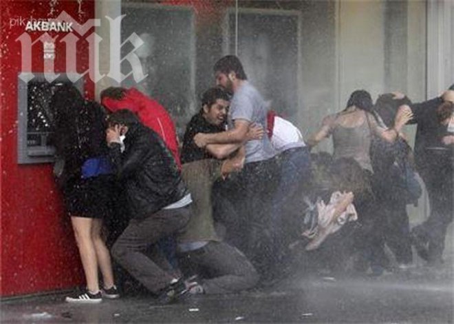 Ердоган не отстъпва, сблъсъците се преместиха от Истанбул в Анкара