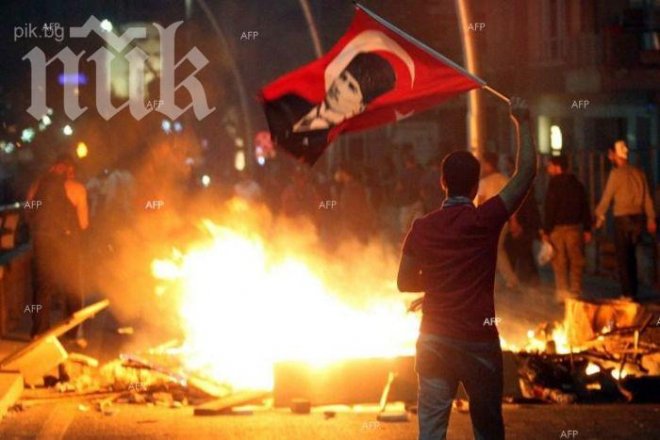 Нови сблъсъци между протестиращи и полицията в Турция