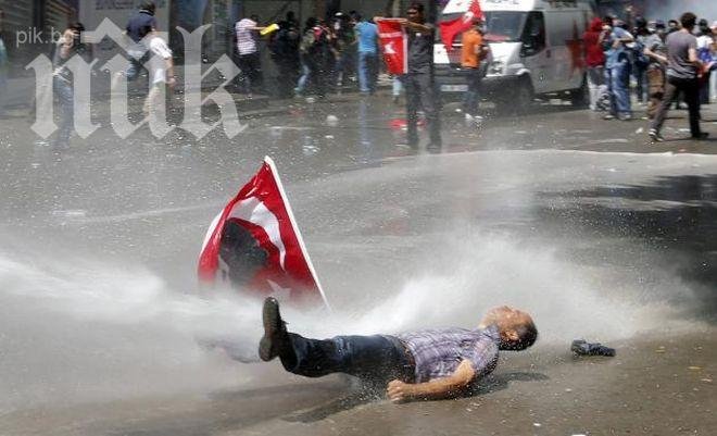 Отново сълзотворен газ и водни оръдия срещу демонстранти в Анкара