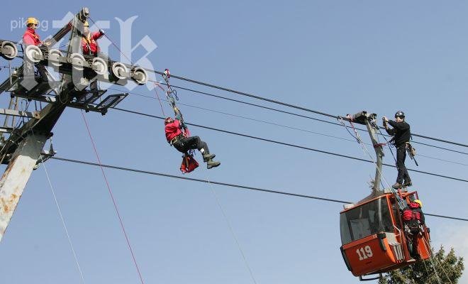 Едното от момичетата, пострадали на лифта, е със счупен крак