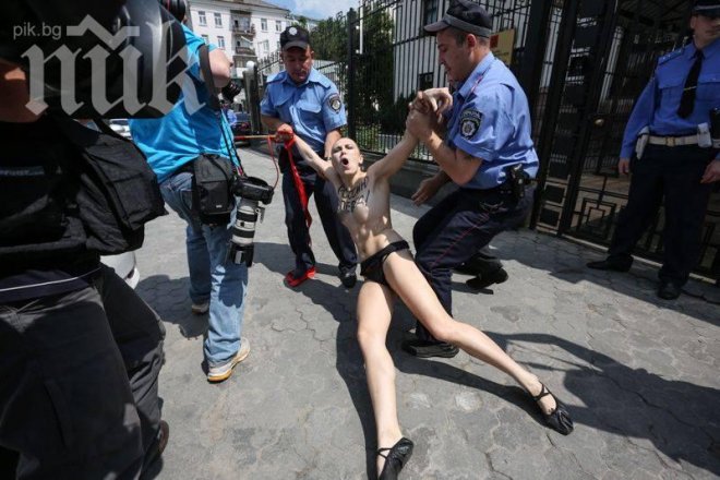 Задържаха демонстрантка за подигравка с Путин 