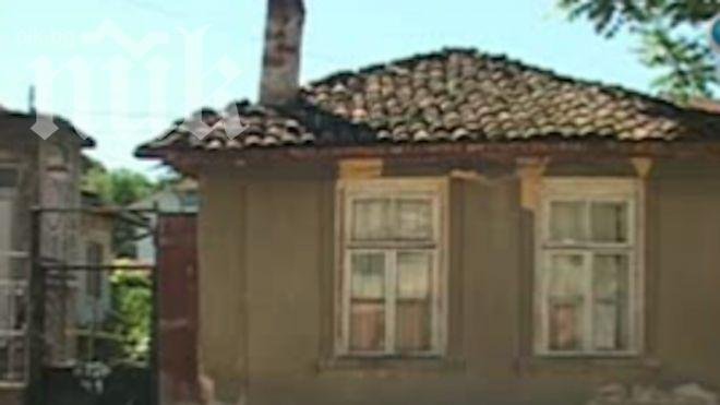 Самотна майка живее с децата си в опасен дом