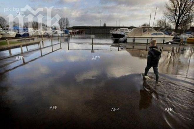 Хиляди спасителни екипи срещу наводненията в Германия