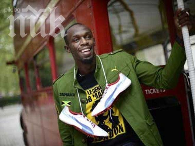 Юсейн Болт връчва трофея на Ролан Гарос при мъжете