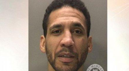 ужасяващо доживотен затвор убиец майка две деца спал дни наред трупа