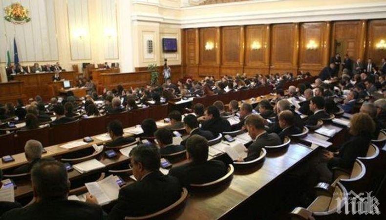 Депутатите ще обсъдят оставките на тримата министри и президентското вето