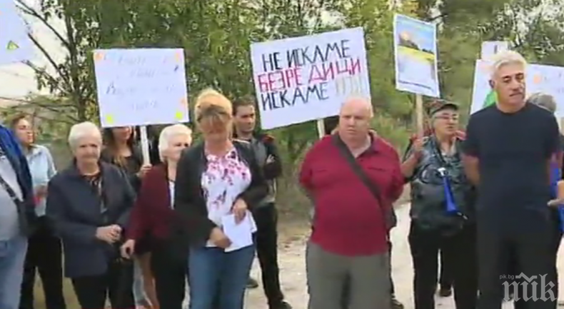 НА БУНТ! Села скочиха на протест заради лош път без асфалт