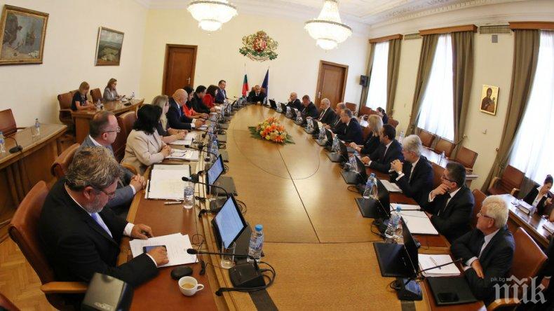 Кабинетът обсъжда увеличението на заплатите в бюджетната сфера
