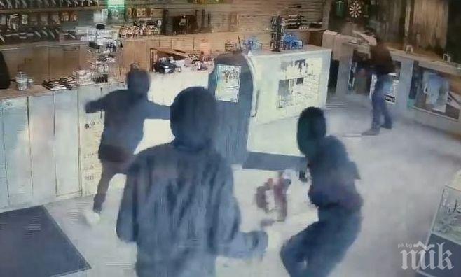 ЕКШЪН! Продавач в магазин за марихуана прогони с бонг четирима нападатели (ВИДЕО)