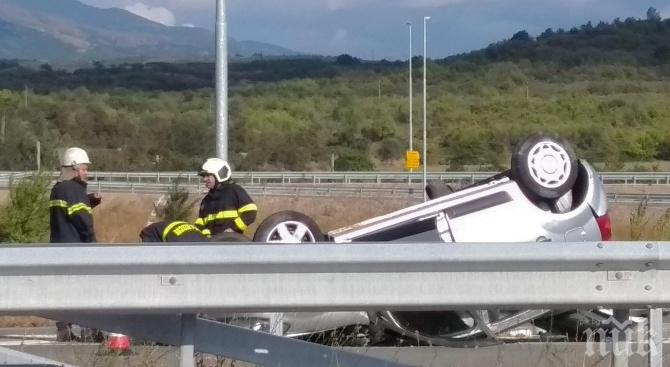 ИНЦИДЕНТ! Кола се преобърна на магистрала Струма