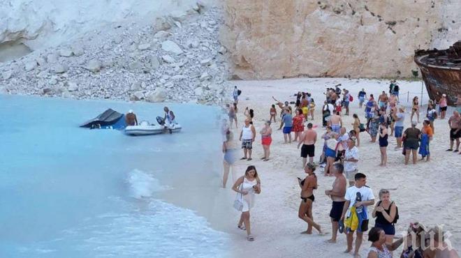 УЖАС! Огромна скала се свлече на един от най-известните гръцки плажове, десетки туристи са в шок (ВИДЕО)