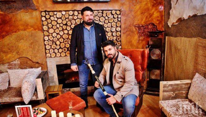 Фики кръшка на Гюлджан с богата любовница! Баща му го учил да не стои на сухо
