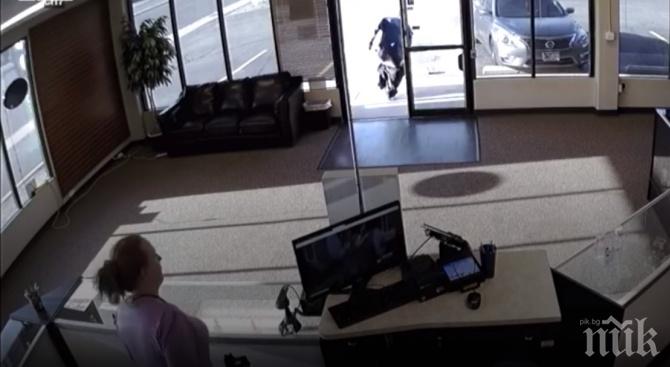 ПЪЛЕН РЕЗИЛ! Пишман обирджия си изтърва пистолета, паднаха му и гащите (ВИДЕО)