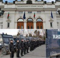 ИЗВЪНРЕДНО В ПИК! Ето къде в София е затворено заради готвения кървав протест - полиция и жандармерия пазят Народното събрание и президентството (СНИМКИ)