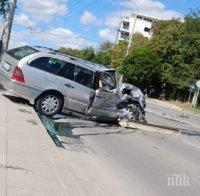 ЗВЕРСКИ УДАР! Катастрофа затвори булевард във Варна - две коли смачкани до неузнаваемост (СНИМКИ)