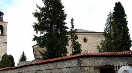 продължава изографисването катедралния храм света троица банско