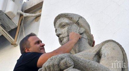 разруха пожарникари спасяват статуите столичната библиотека снимки