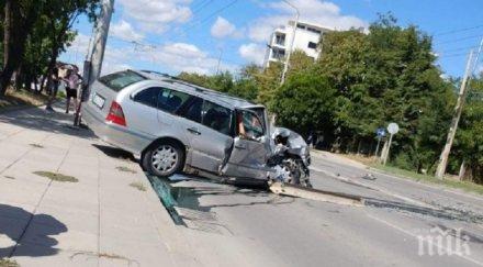 зверски удар катастрофа затвори булевард варна две коли смачкани неузнаваемост снимки