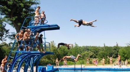 плажен екшън набиха погрешка пловдивчанин басейн