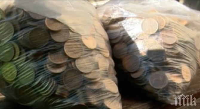 УНИКУМ! Мъж плати таксата си за паркиране в София с 42 кила жълти стотинки