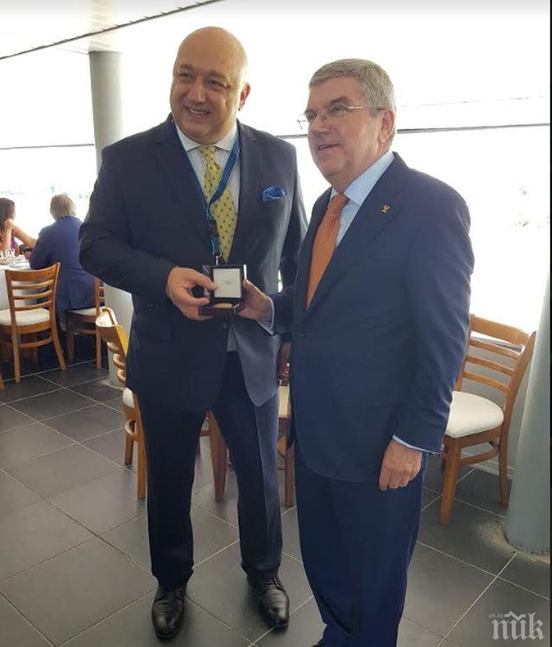 Красен Кралев със златен медал от президента на МОК Томас Бах 