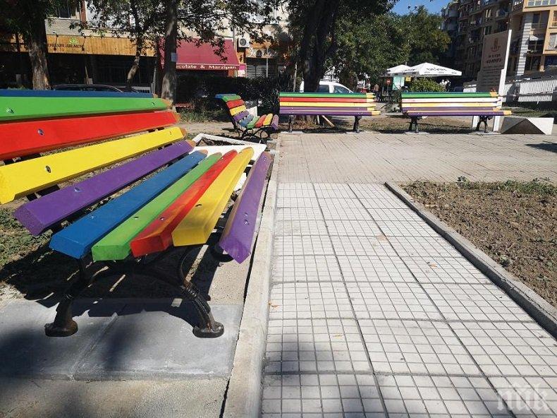 Разноцветни пейки с моливчета се появиха в Пловдив
