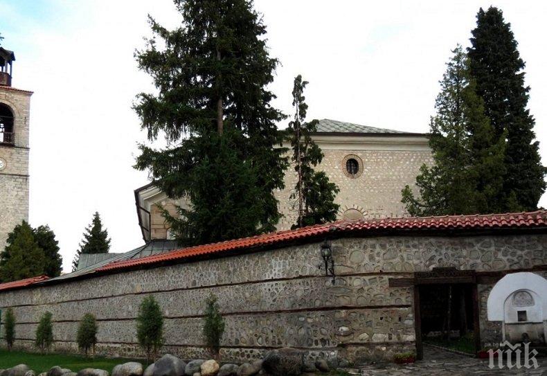 Продължава изографисването на катедралния храм Света Троица в Банско