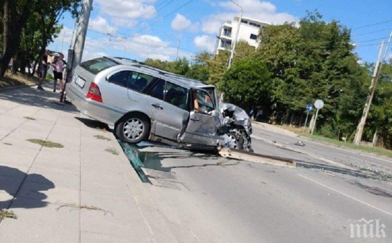 ЗВЕРСКИ УДАР! Катастрофа затвори булевард във Варна - две коли смачкани до неузнаваемост (СНИМКИ)