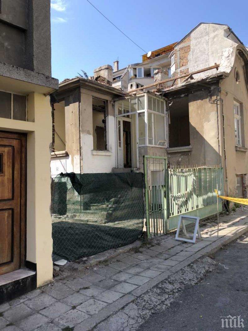 Стара къща в широкия център на Бургас е пред срутване