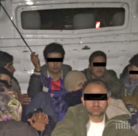 Хванаха трафикант, натъпкал 16 афганистанци във вана си