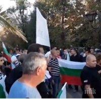 ОТ ПОСЛЕДНИТЕ МИНУТИ! Започна протестът в Карнобат срещу затварянето на заводите на Миню Стайков
