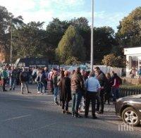 НАПРЕЖЕНИЕТО ЕСКАЛИРА! Работници на Миню Стайков блокираха жп-линията Бургас - София (СНИМКИ)