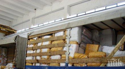 десетки хиляди чифтове чорапи ключодържатели логото известни марки спипаха капитан андреево снимки