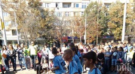 деца играха народна топка пътя