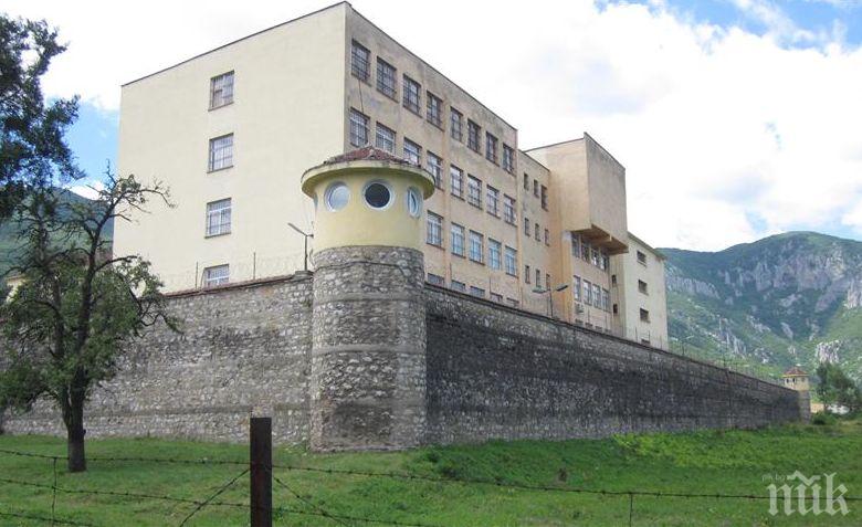 СТРАШЕН СКАНДАЛ! Проверяващи от София намериха пищов при доживотните във Врачанския затвор