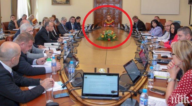 ПЪРВО В ПИК! Бъчварова седна на стола на Борисов?!