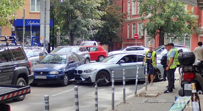 Меле в центъра на София! Мощно БМВ помете три паркирани коли