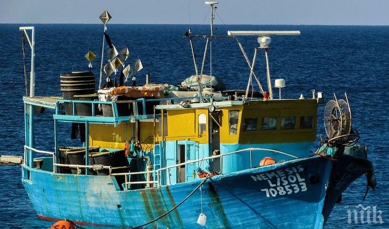 Кипърски риболовен кораб бе задържан от турския флот край северозападния бряг на Кипър