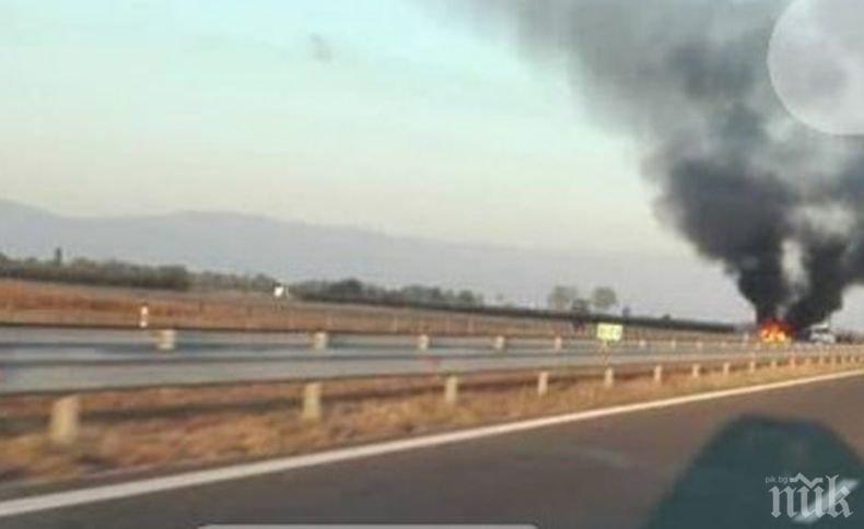 ИНЦИДЕНТ НА ТРАКИЯ: Кола избухна в пламъци, движението е затруднено