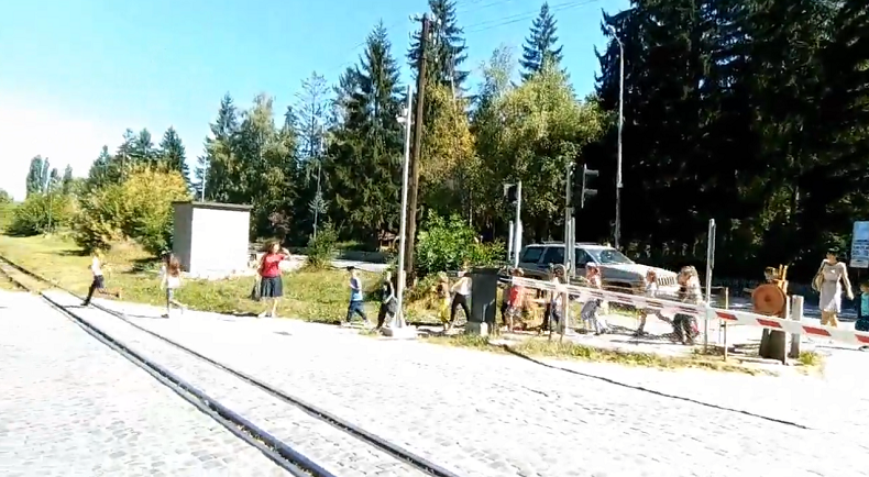 ПЪЛЕН ШАШ! Учителка преведе деца през жп прелез при наближаващ влак (ВИДЕО)