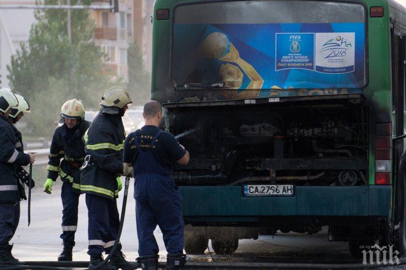 Огнен ад! Автобус на градския транспорт пламна в София (СНИМКИ)