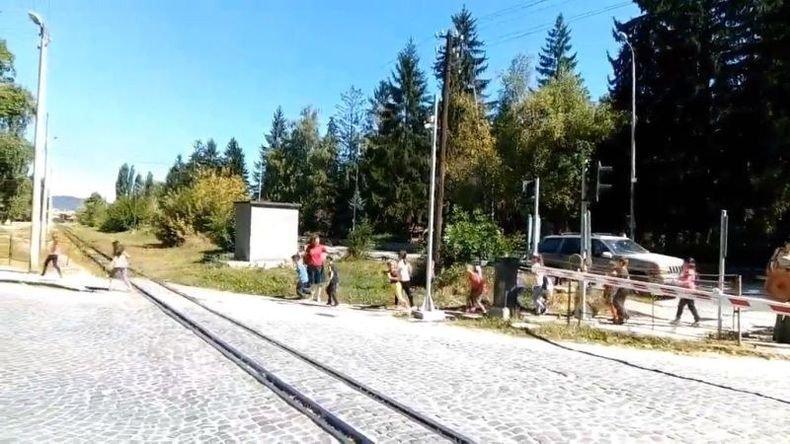 РЕАКЦИЯ! Проговори виновната учителка, прекарала деца пред приближаващ влак