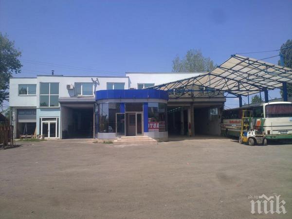 Голяма авария в Бургас: Линейки хвърчат към сервиз за автостъкла, има ранени (ОБНОВЕНО)