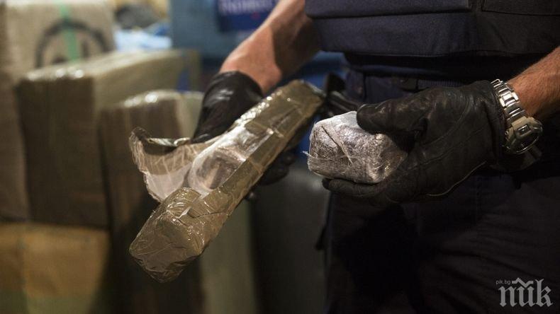 УДАР! Полицаи спипаха 5 килограма хероин в тайник на кола (СНИМКИ)