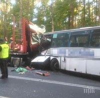 ТРАГЕДИЯ В ПОЛША! Ученически автобус се заби в камион, има загинали 