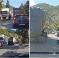 ИЗВЪНРЕДНО И ПЪРВО В ПИК TV! Адска тапа в Искърското дефиле - тирове се разминават на милиметри в участъка на смъртта край Своге (СНИМКИ)