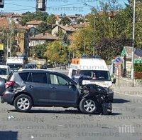 ЕКШЪН В ПЕРНИК: Джип се вряза в пожарна